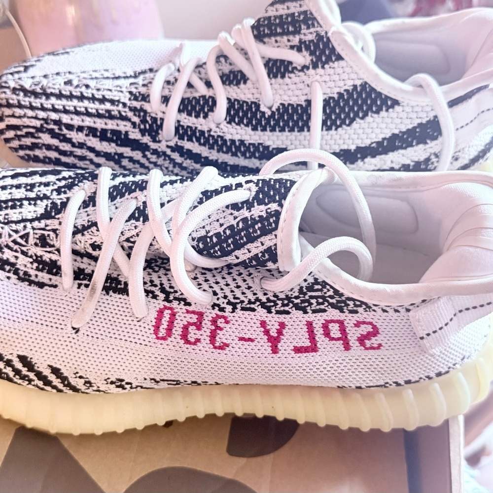 Adidas YZY Yeezy Boost 350 V2 Zebra Black White CP9654 Size 9 with original box